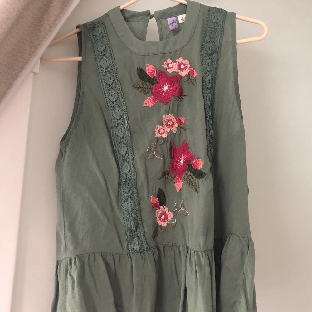 Embroidered Floral Sleeveless Blouse